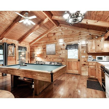 Peekaboo With Hot Tub, Pool Table, And Jacuzzi Villa Pigeon Forge Exterior foto