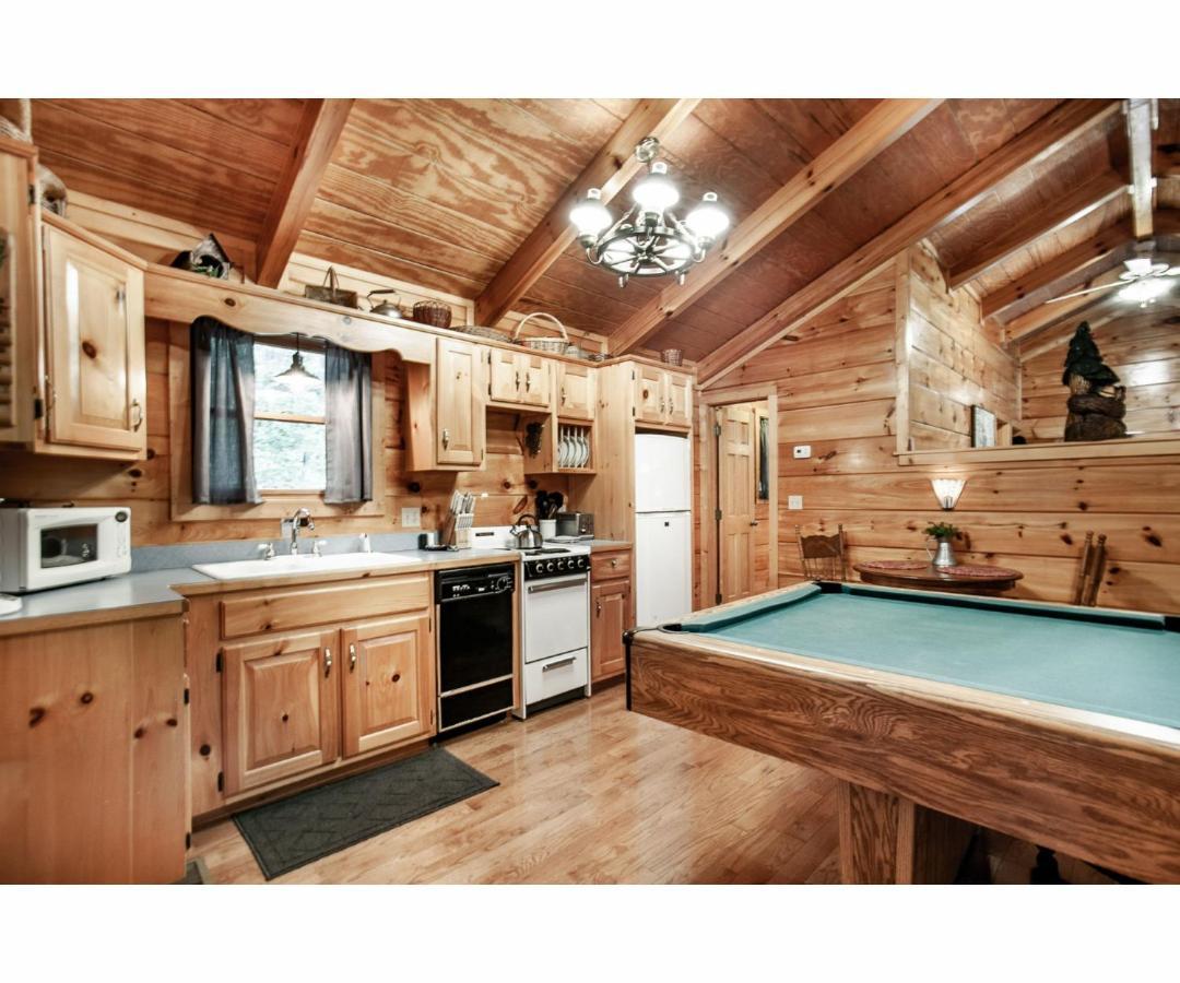Peekaboo With Hot Tub, Pool Table, And Jacuzzi Villa Pigeon Forge Exterior foto