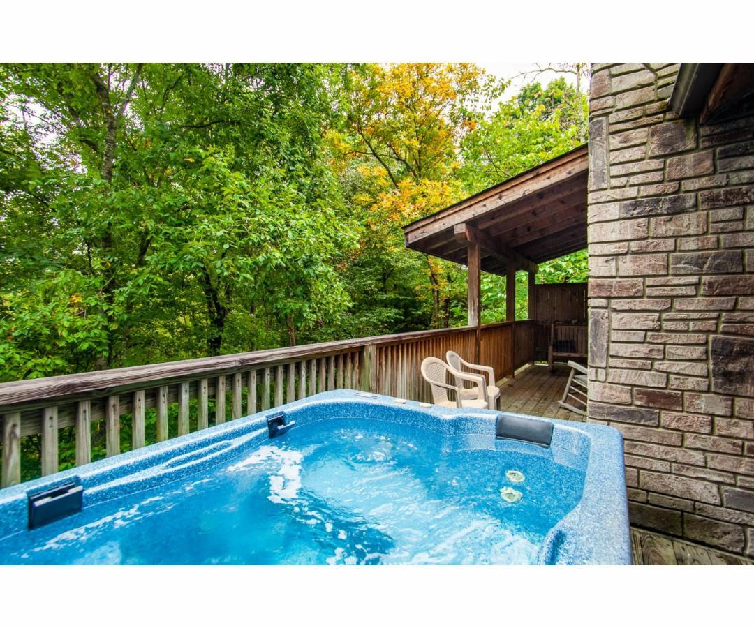 Peekaboo With Hot Tub, Pool Table, And Jacuzzi Villa Pigeon Forge Exterior foto