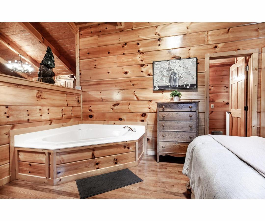 Peekaboo With Hot Tub, Pool Table, And Jacuzzi Villa Pigeon Forge Exterior foto