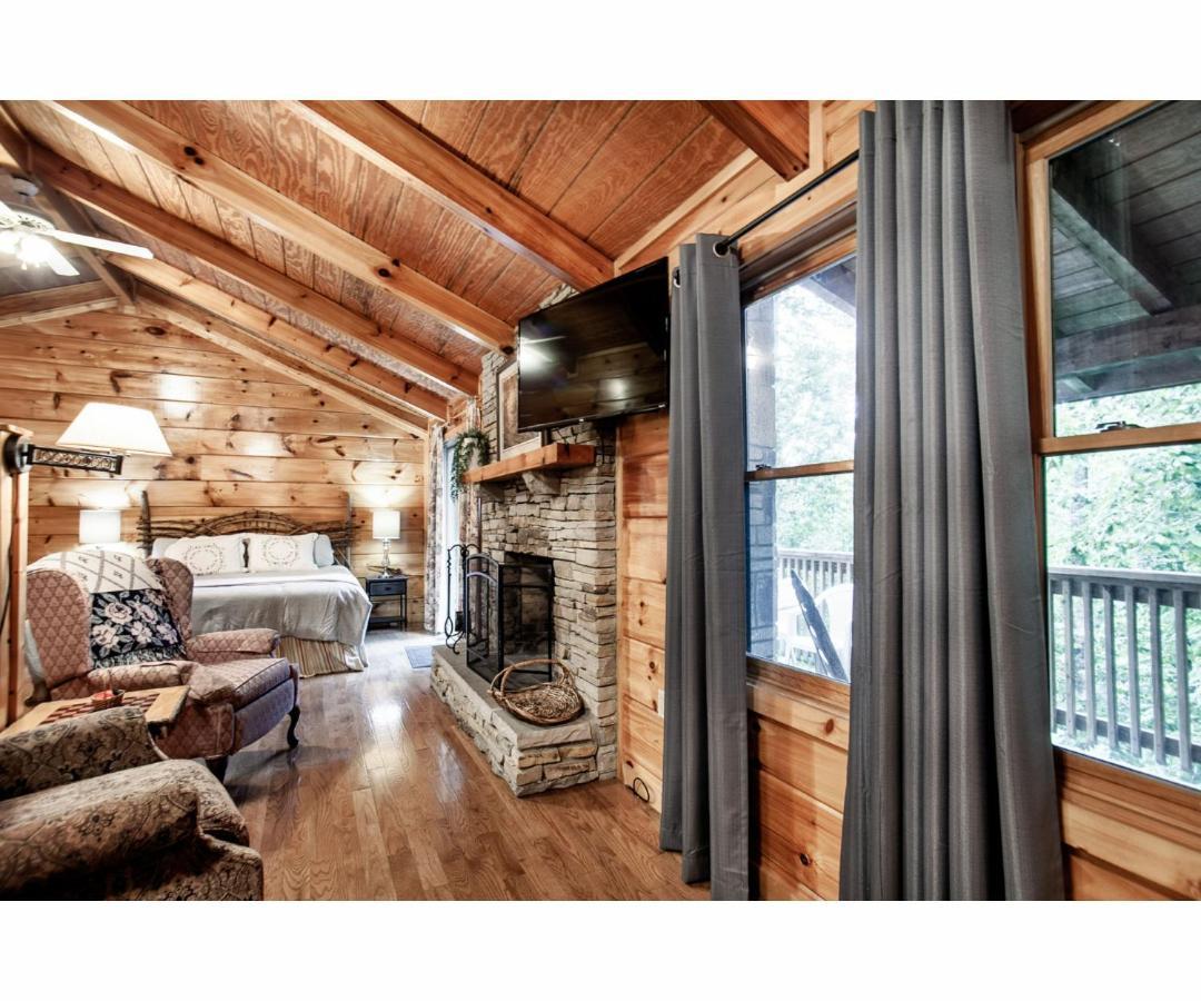 Peekaboo With Hot Tub, Pool Table, And Jacuzzi Villa Pigeon Forge Exterior foto