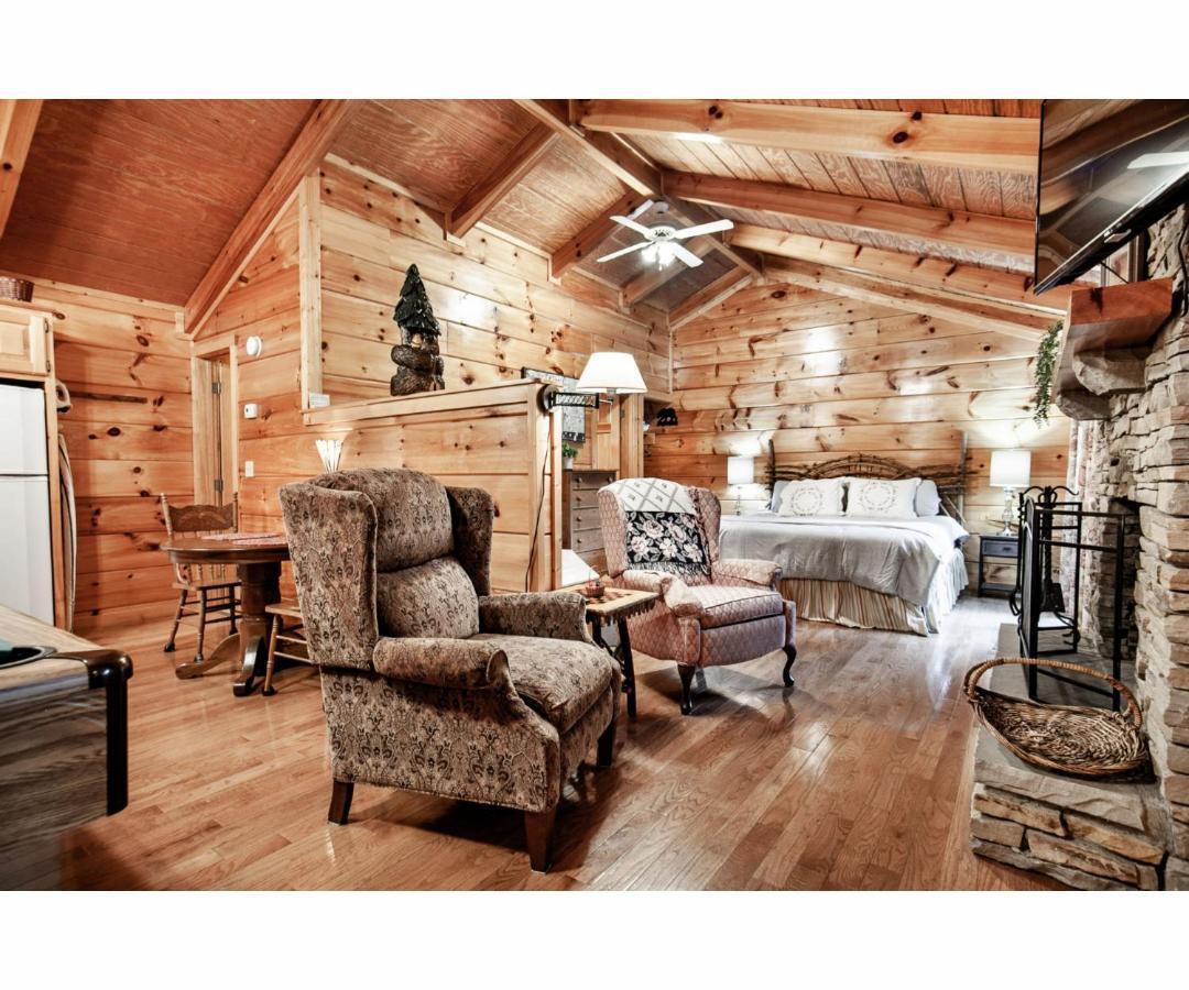 Peekaboo With Hot Tub, Pool Table, And Jacuzzi Villa Pigeon Forge Exterior foto