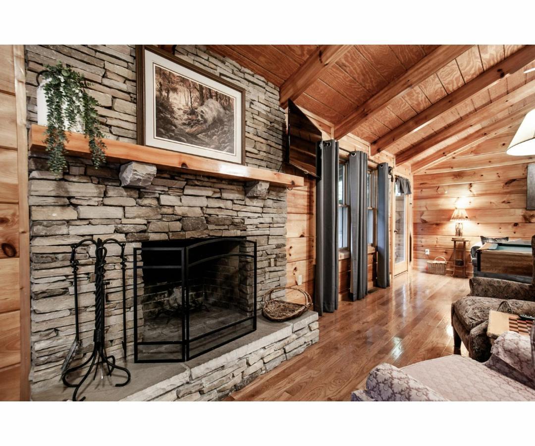 Peekaboo With Hot Tub, Pool Table, And Jacuzzi Villa Pigeon Forge Exterior foto