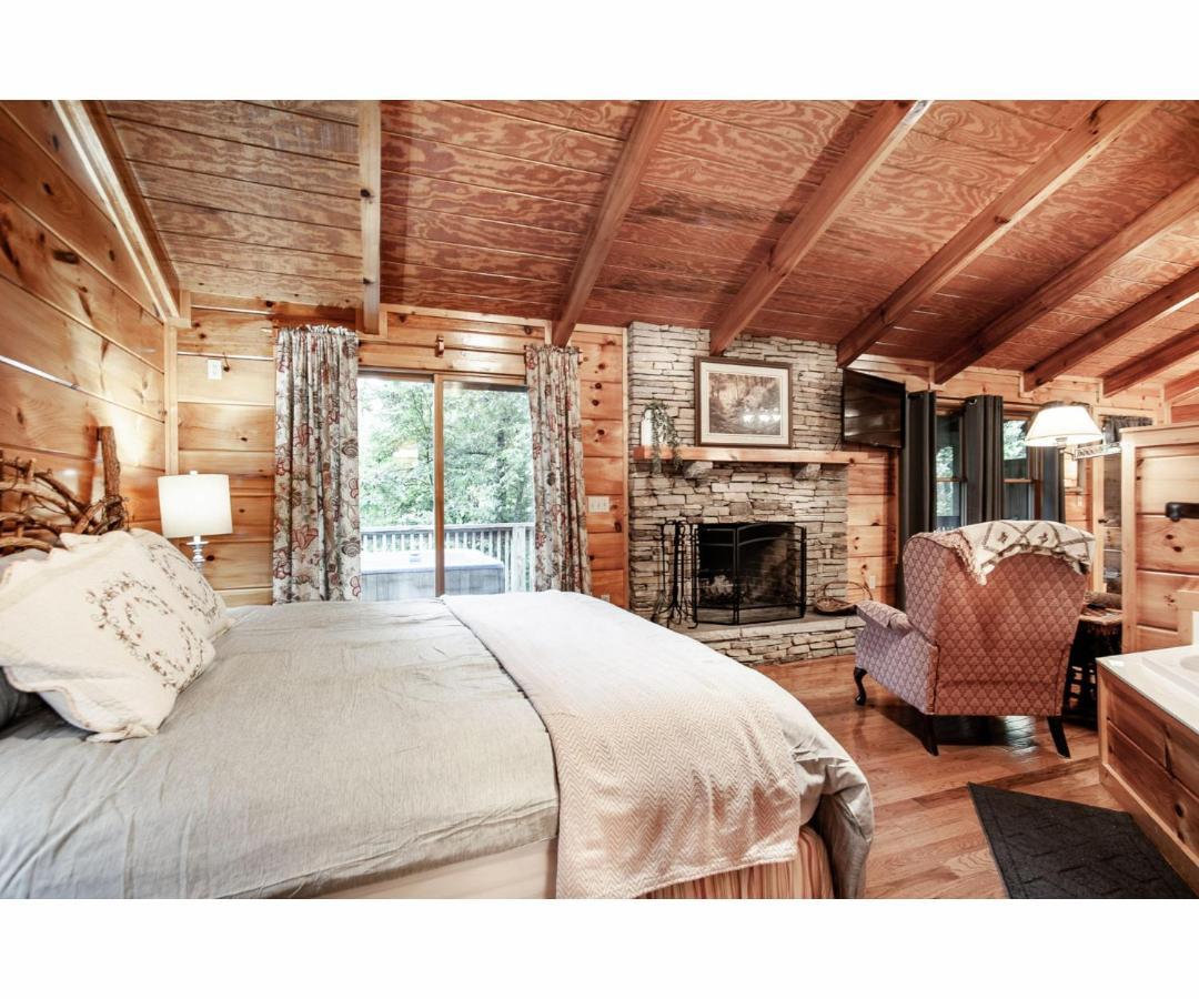 Peekaboo With Hot Tub, Pool Table, And Jacuzzi Villa Pigeon Forge Exterior foto