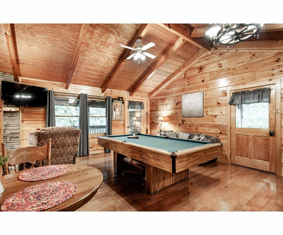 Peekaboo With Hot Tub, Pool Table, And Jacuzzi Villa Pigeon Forge Exterior foto