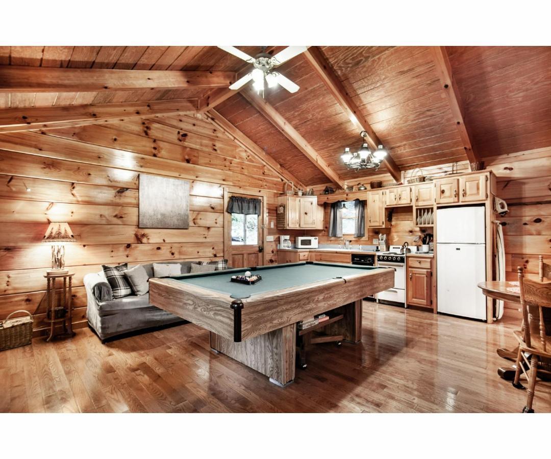 Peekaboo With Hot Tub, Pool Table, And Jacuzzi Villa Pigeon Forge Exterior foto
