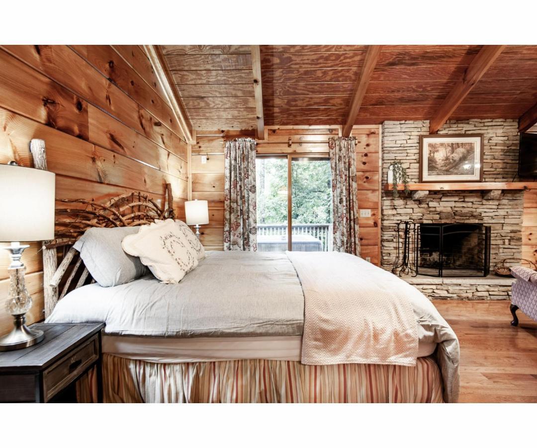 Peekaboo With Hot Tub, Pool Table, And Jacuzzi Villa Pigeon Forge Exterior foto