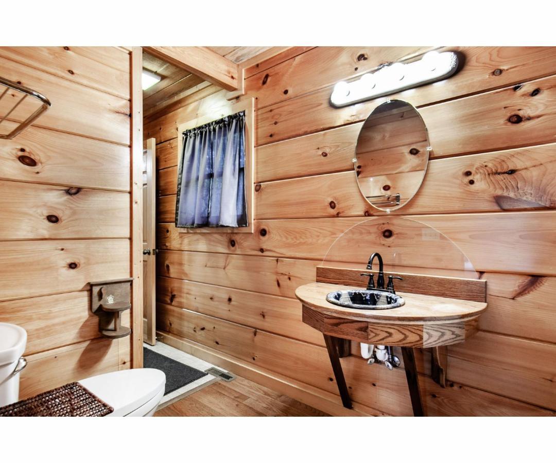 Peekaboo With Hot Tub, Pool Table, And Jacuzzi Villa Pigeon Forge Exterior foto