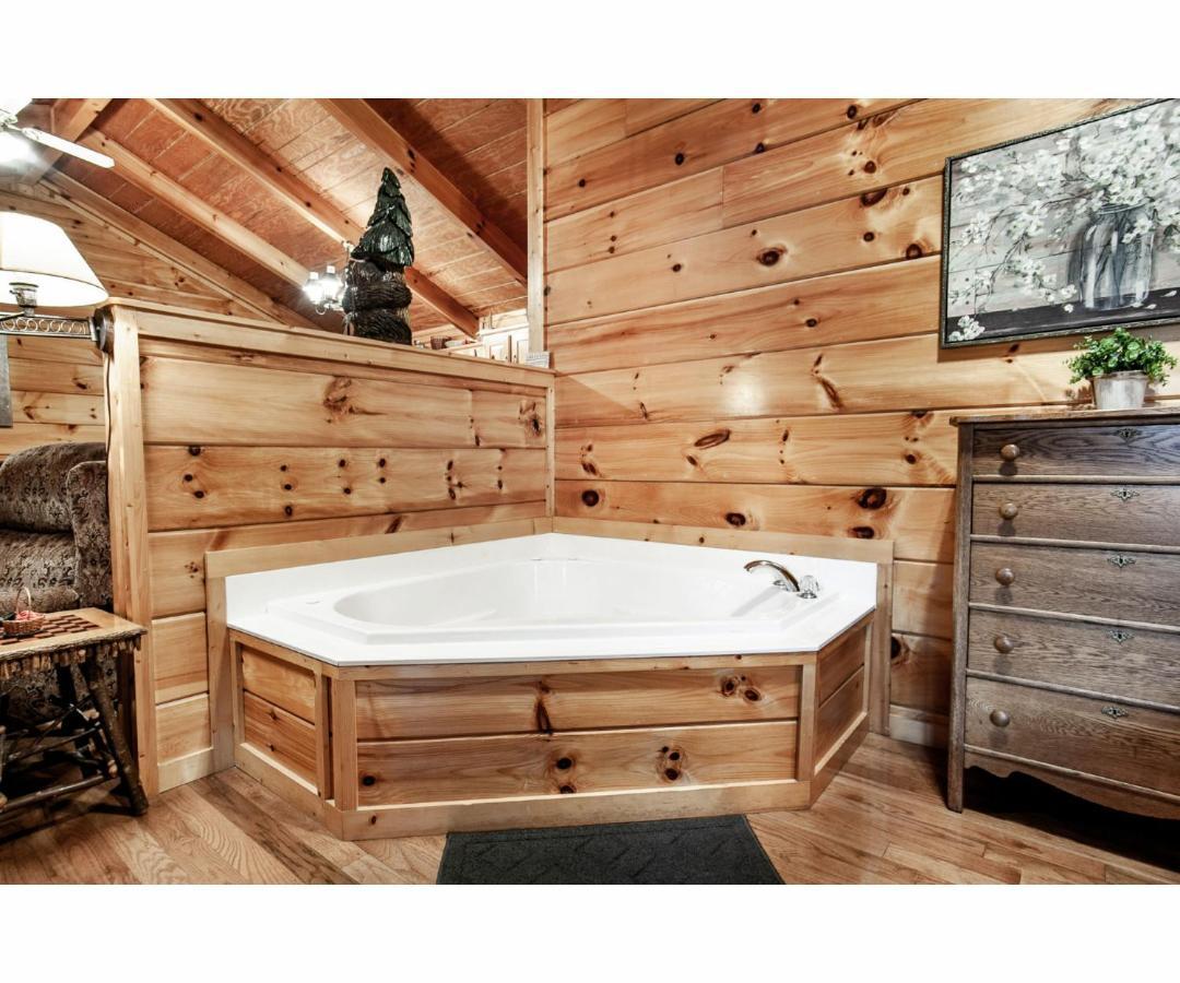 Peekaboo With Hot Tub, Pool Table, And Jacuzzi Villa Pigeon Forge Exterior foto